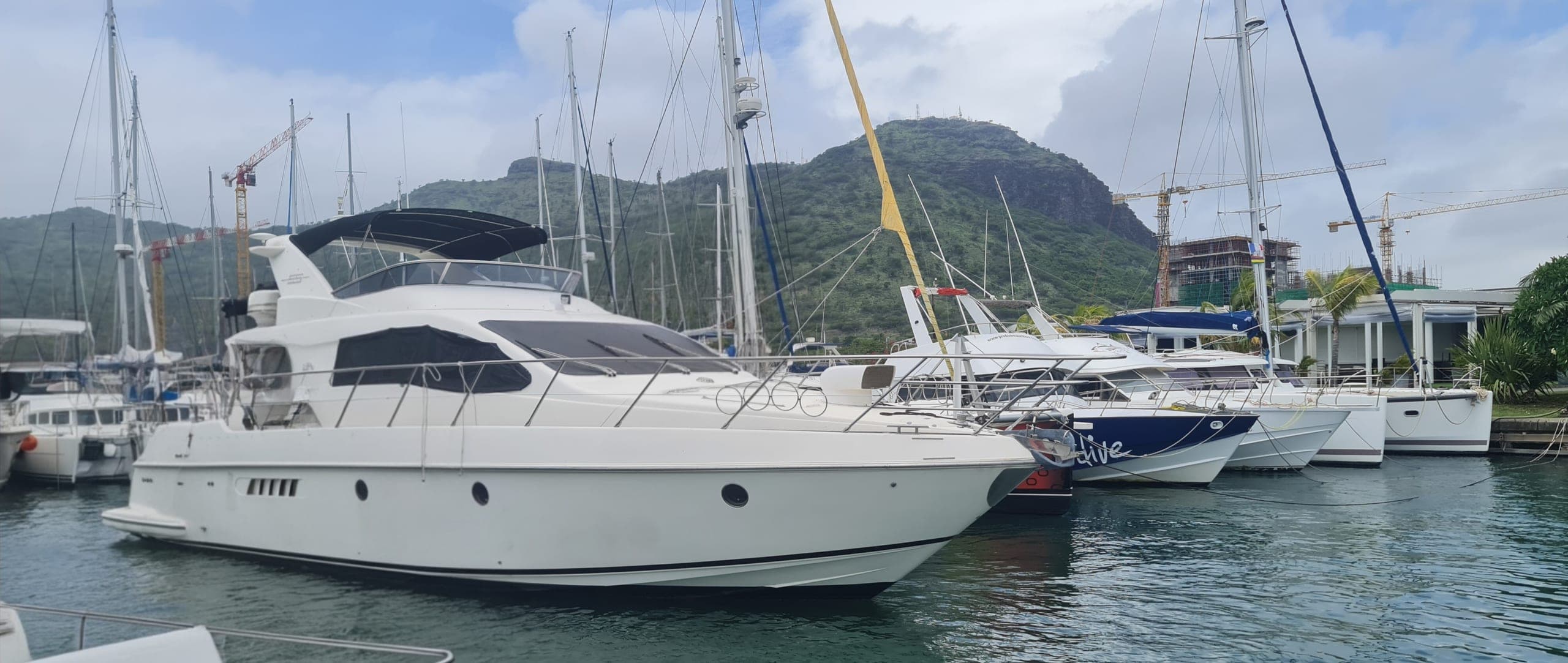 Yacht professionnel à quai dans une marina de l'île Maurice en plein jour